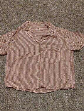 Levis Cropped Button-Down